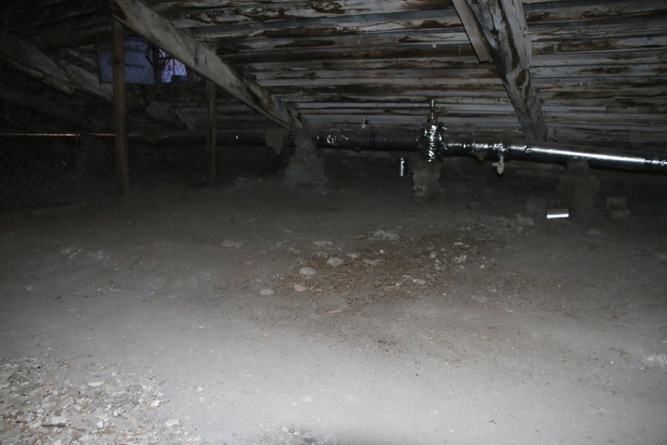 В Невском районе спасатели МЧС потушили горящую проводку в подвале жилого дома